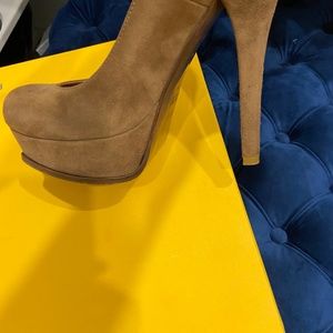 Nude Fendi FF pump